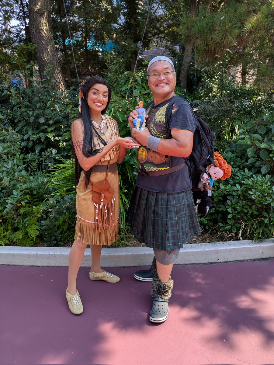 男前のジョン・スミスの人形と一緒に

ポカホンタス素敵です🥰🥰