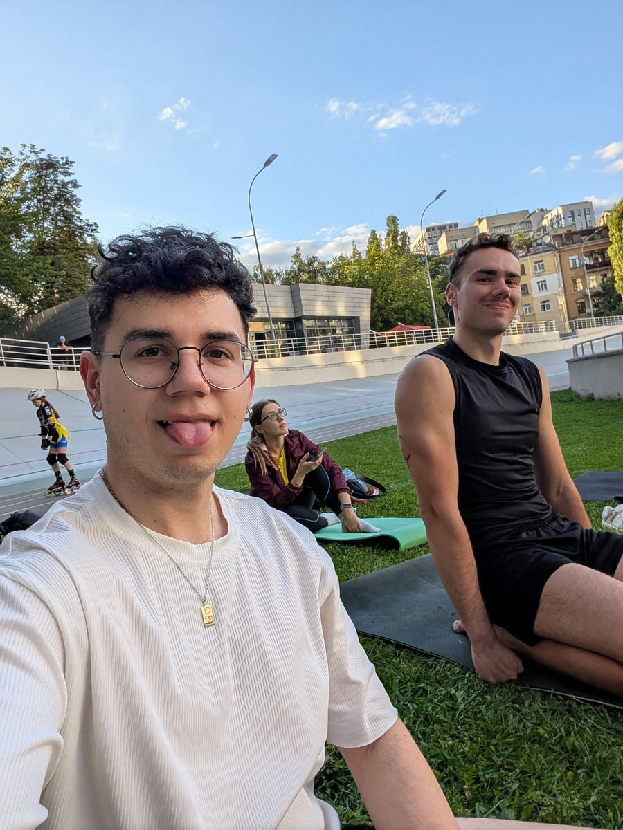 До речі, якщо хтось хоче допомогти, то оці двоє шукають 2к квартиру (роздільні кімнати) — Поділ, Центр, Січові, Кловська — не за всі гроші світу. 
Може, будете бачити якісь оголошення чи ваші друзі/знайомі щось здають — маякніть 🙏💛