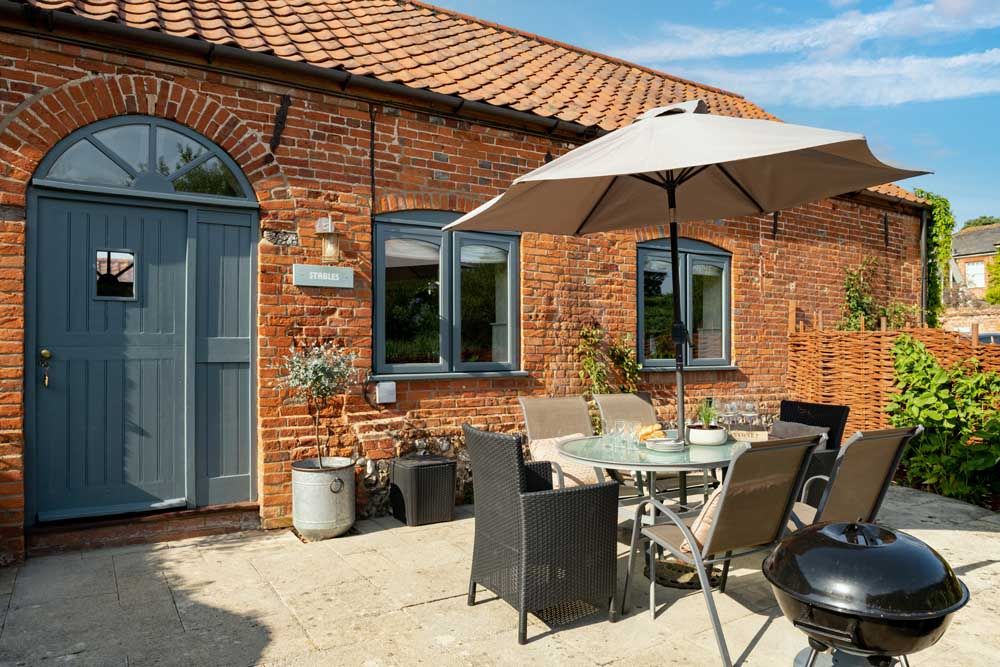 TheHolidayCots's tweet image. ✨ The Stables at Turnstead Cottages ✨

The Stables is a beautifully converted, single-level cottage that welcomes dogs and can sleep up to 11 guests when booked together with The Granary. 🐾🏡

🛏️ Sleeps 11
theholidaycottages.co.uk/norfolk/17766

#Cottages #DogFriendlyStay #CountrysideEscape
