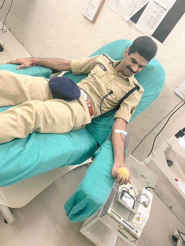 दोनो तस्वीरे प्रेरणादायक है | यह तस्वीरें यह साबित करती है कि हम एक पुलिसकर्मी जरूर है लेकिन उससे पहले एक इंसान है |

बात जनपद सिद्धार्थनगर के थाना मिश्रौलिया क्षेत्र के ग्राम नागचौरी की है जहाँ एक प्रकरण में घायल माँ-बेटी का हाल जानने बी.आर.डी. मेडिकल कॉलेज गोरखपुर पहुँचे अपर