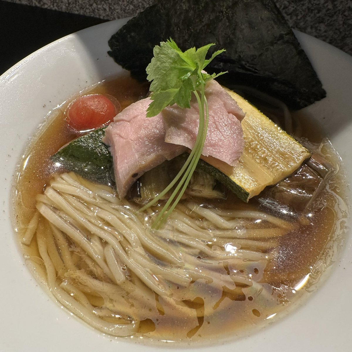 らぁ麺 飛鶏@春日井（8/17）

冷やしそば

チュルツルモッチとコシの強い抜群な平打ち麺は啜り心地＆喉越し最高🍜
 
鮭節の旨味たっぷりな冷んやりスープがめちゃ旨🐟
良い香りが鼻を抜け、旨味がクリアで雑味ない😌

ナスとズッキーニの味付け大好き🍆
もちろんトマトも🍅

最高に美味しかった🥹