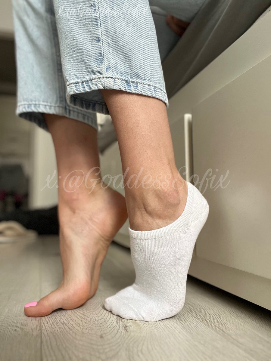 Goła pięta czy zakryta skarpetką zastanawiasz się, która kusi cię bardziej? Nie ma to znaczenia. I tak będziesz chciał wszystkiego, a dostaniesz tylko to, co ja uznam za słuszne.🦶😋

Bare heel or covered in a sock – you wonder which tempts you more? It doesn’t matter. You’ll end