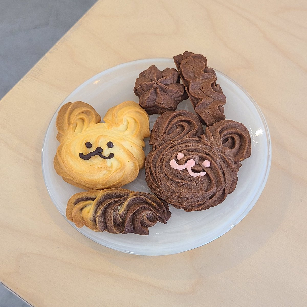 이 쿠키에는 비하인드가 있움
사장님이 결제하다가 꼬다리.. 이러시는 거예요
제대로 못듣고 그냥 네! 했는데 꼬다리를 가득 주셔서 기분이 조았어요🤓✌️