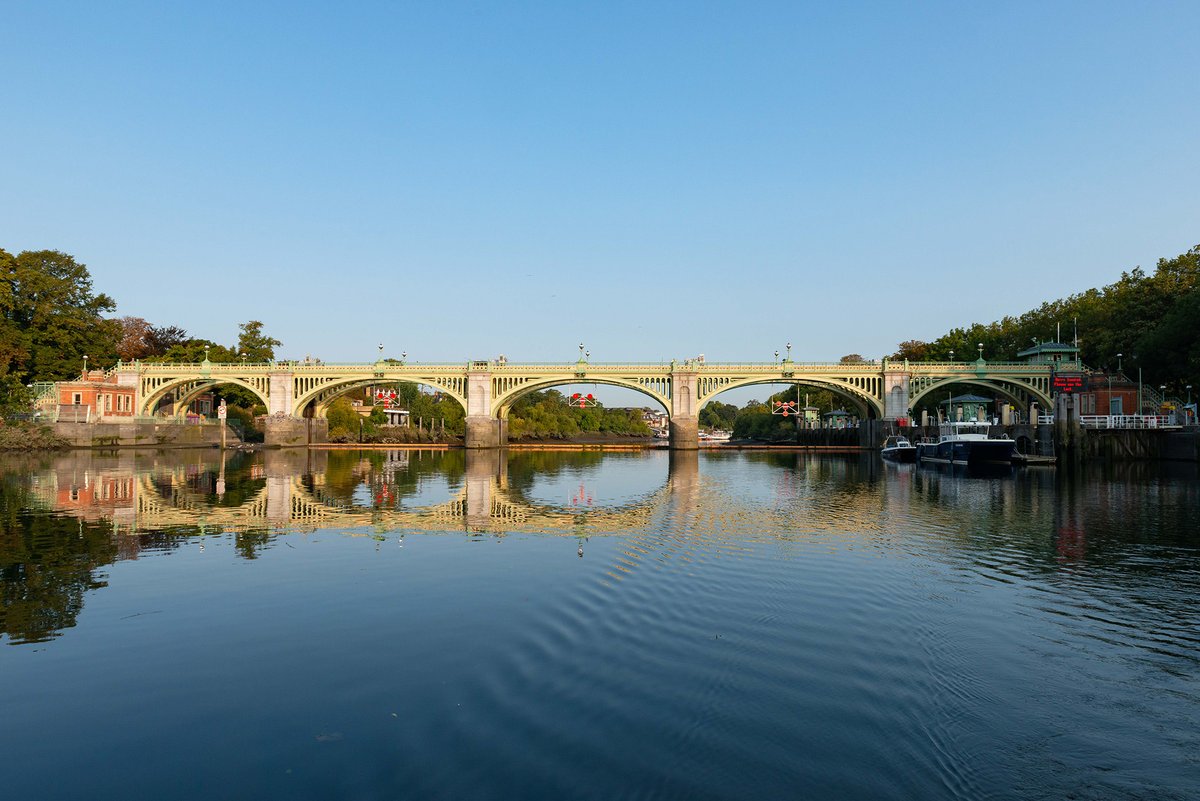 ⚠️ Attention: Paddleboarders, Rowers and Recreational Vessels

Arch closure signs are there for your safety. When navigating Richmond Lock and Weir, follow these signs and don't take risks. 

Find out more ➡️ hubs.la/Q03zZkhQ0

#SaferThames #RiverThames #PortOfLondon