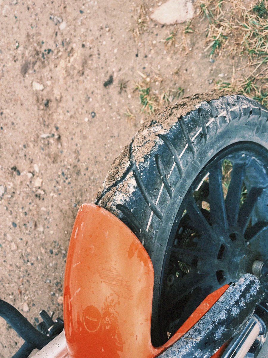 Azhennn2's tweet image. 遥想去年2月，我站在独库隧道口看那封闭的大门想着我啥时候能亲自跑这段英雄之路，如今却是满满遗憾和…怅然若失？
不过也没事，我已经留有遗憾了，就像是命运为我的人生故事埋下的伏笔，它意味着“这个故事，还没完”
这远比圆满更加深刻，和迷人。#独库公路 #新疆