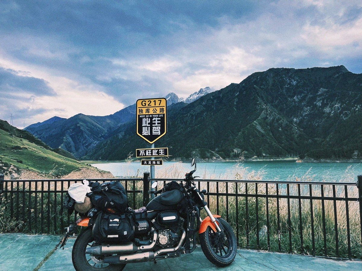 Azhennn2's tweet image. 遥想去年2月，我站在独库隧道口看那封闭的大门想着我啥时候能亲自跑这段英雄之路，如今却是满满遗憾和…怅然若失？
不过也没事，我已经留有遗憾了，就像是命运为我的人生故事埋下的伏笔，它意味着“这个故事，还没完”
这远比圆满更加深刻，和迷人。#独库公路 #新疆