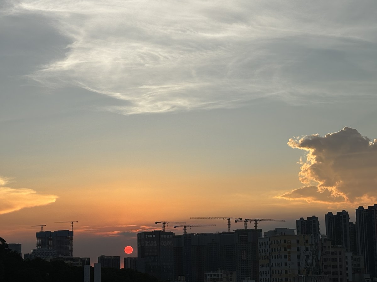vipfixphone's tweet photo. Sunsets are nature's love letters to the world. 🌇

#SunsetVibes #CityAndSky #DailyBliss https://t.co/WTkOpAt26j