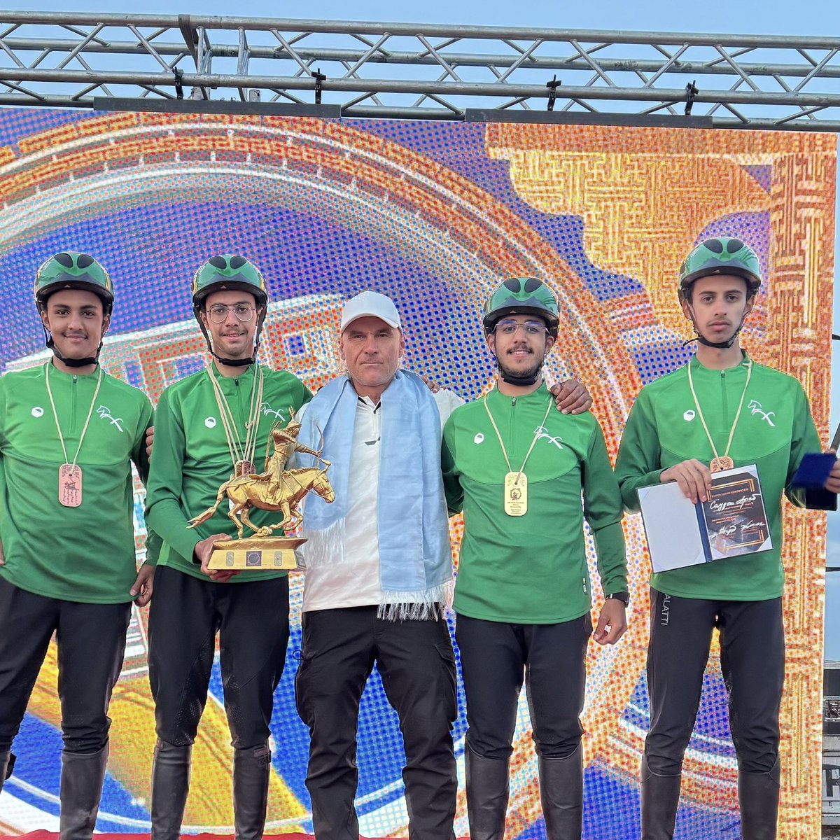 بخيل المغول وعلى أرضهم وبين جماهيرهم، وفي منافسة شرسة بين مايقارب 52 دولة؛ الفارس بدر آل عبدالله التميمي  ينتزع لقب بطل العالم للرماية بالقوس من على ظهر الخيل لعام 2025 💚.