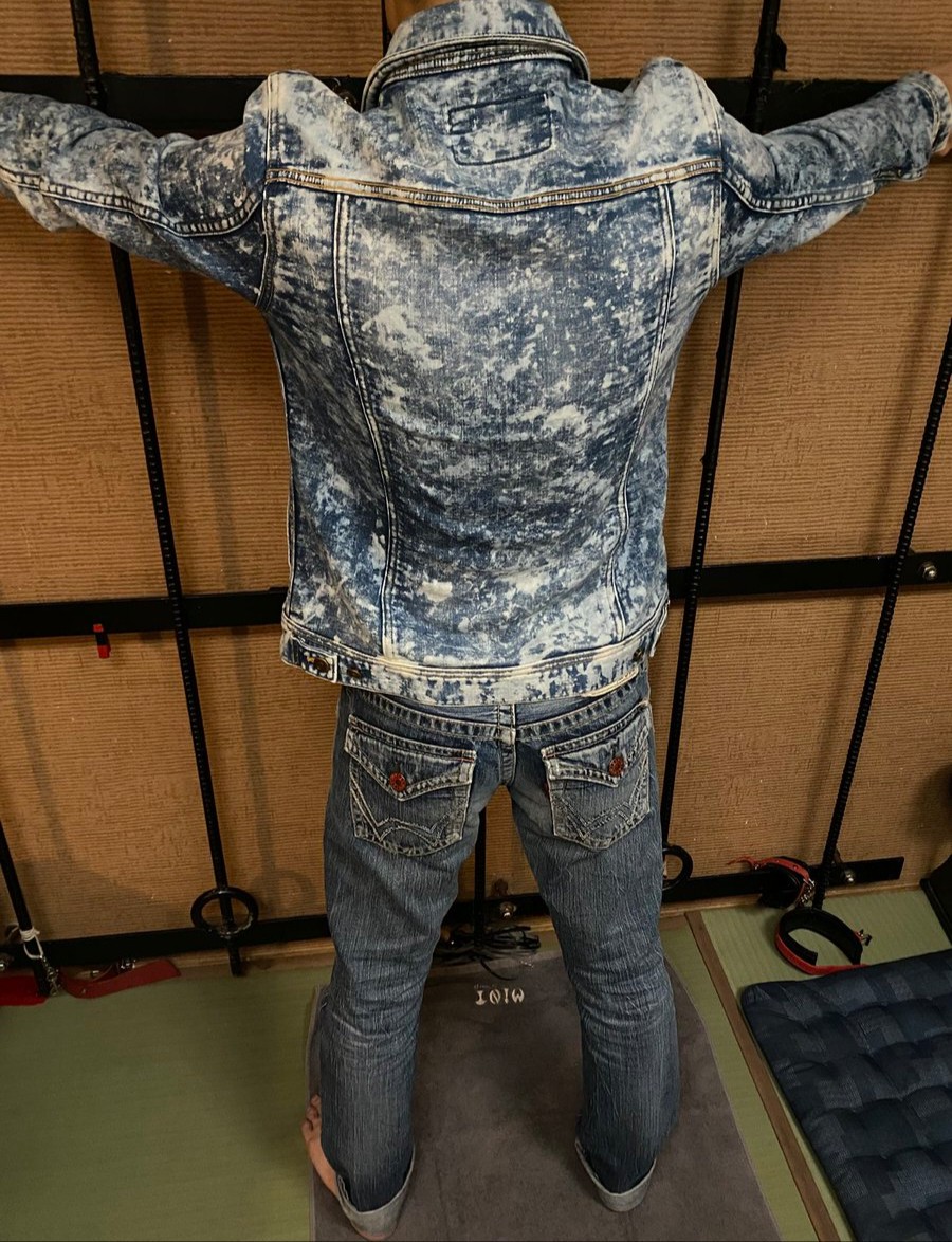 今年の夏のジーンズフェチ活→同じジーンズフェチの <a href="/Jerseylove_/">着衣(ジャージ・体操服・ジーンズ)フェチ</a>  さんに会うことができました。カッコいいケミカルGジャンを持参してくれると思わず、普通のジーパンで失礼しました。やはり光GENJIのように上下ケミカルだね。4,5人でセットアップの見せ合い(縄付き) したいな。来てくれる人？