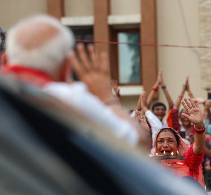 आज मोदी जी ने गुजरात के सारे ईवीएम हैक कर लिऐ।।