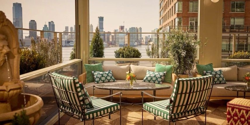 🏨 Conrad New York Downtown

📍 New York, USA
An all-suite hotel offering a modern escape from the city's energy. 

Don't miss the 13-story Sol LeWitt mural in the lobby - a true masterpiece of contemporary art.