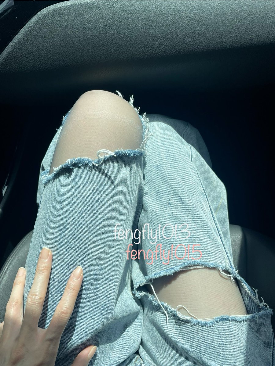 fengfly1013's tweet photo. 終於讓我找到適合的破褲了！！！
要破的剛剛好～襪襪露的也剛剛好～
喜歡❤️

#復古藍一體成型無縫襪
#fengfly1013
#fengfly1015 https://t.co/bwXKBA1aRC