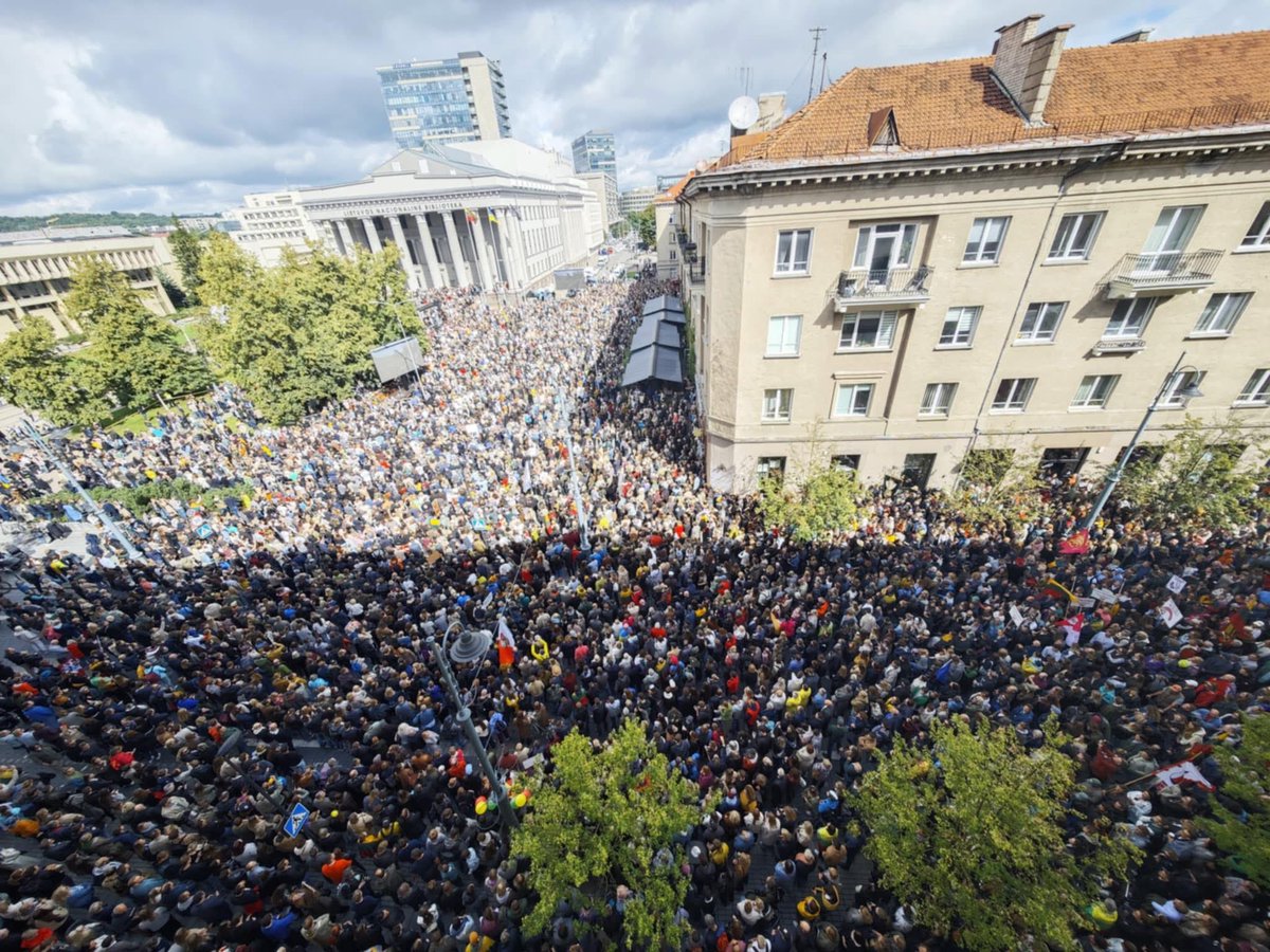 fosron's tweet image. Vilnius, Lithuania, near Seimas, today. If you only read online comments, you could easily think that nobody cares about antisemitic scum being in the government, but this clearly shows that people fucking care.