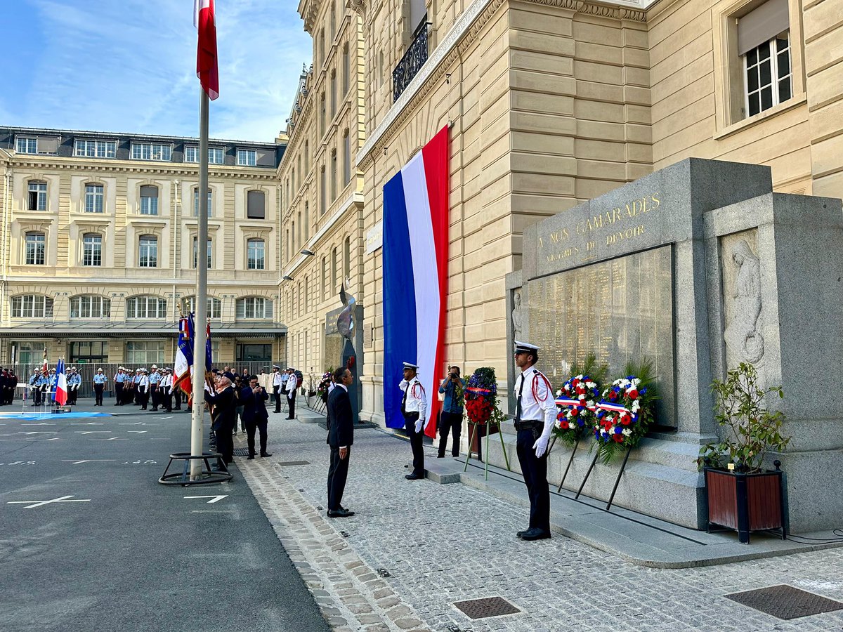 Benoît Briatte (@benoit_briatte) on Twitter photo Aujourd’hui, nous commémorons le 81e anniversaire de la #LibérationdeParis
Hommage à celles et ceux qui, par leur courage et leur sacrifice, ont rendu à la France sa liberté. Nous étions présents ce jour à la cérémonie de la <a href="/prefpolice/">Préfecture de Police</a>, en présence du ministre <a href="/BrunoRetailleau/">Bruno Retailleau</a> Aujourd’hui, nous commémorons le 81e anniversaire de la #LibérationdeParis
Hommage à celles et ceux qui, par leur courage et leur sacrifice, ont rendu à la France sa liberté. Nous étions présents ce jour à la cérémonie de la <a href="/prefpolice/">Préfecture de Police</a>, en présence du ministre <a href="/BrunoRetailleau/">Bruno Retailleau</a>