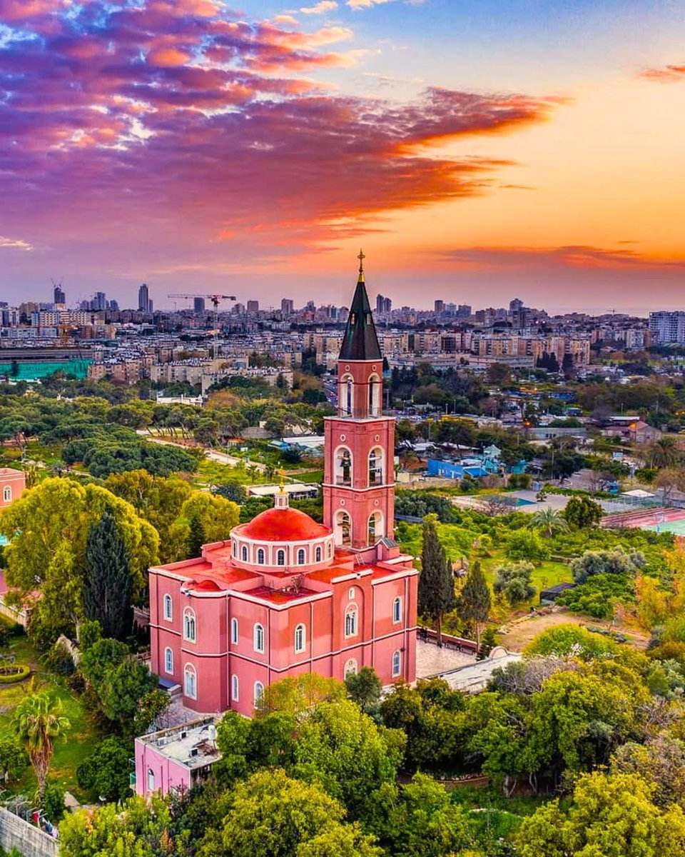 Ubicada entre Tel Aviv y Yafo se encuentra la Iglesia Ortodoxa Rusa de San Pedro y Tabita, una joya escondida rodeada de vegetación. Este santuario de 130 años de antigüedad marca el lugar donde Pedro resucitó a Tabita.
#israelsheli