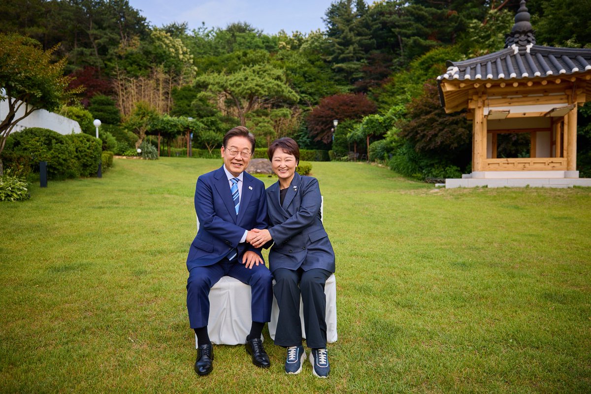 한미정상회담에서 이재명대통령은 트럼프에 대한 적극적이고 친밀한 행보로 득점, 한미 양국의 새로운 협력의 장을 열었습니다. 이제 자유주의와 국제 규범주의 질서 하에서 누리던 균형외교, 안미경중의 시대는 사실상 종언을 고했습니다. 미국은 중국 등소평과의 교류를 시작으로 2001년 중국의