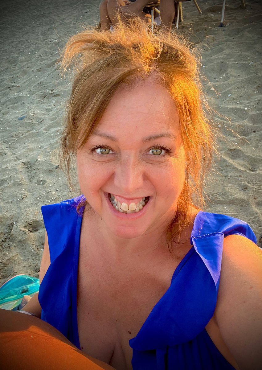 larotesmeyer's tweet image. #Hiloveraniego
#ClaustroVirtual
Añado la última foto de mi verano.
Despeinada, sin horario, viendo como cae la tarde en esa hora maravillosa, frente al mar.
Es mi lugar favorito.
El rincón de la paz de mi alma.
En ella se encierran todos los veranos de mi vida.
Por muchos más ❤️