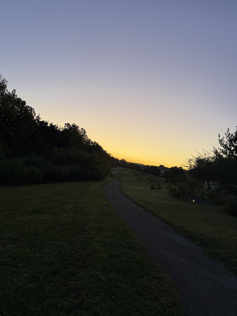 DaMENACE37's tweet photo. Sunrise run 🏃🏽‍♂️ 
Grateful for a healthy body to run all the miles. One day I will be unable to do this. But today is NOT that day. 🧡 #RunFluent https://t.co/Pf7K0HaJ0n