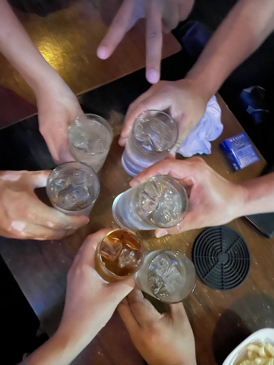 昨日も
ありがとうございました🌻

初めましてとお久しぶりも
懐メロカラオケ大会🎤🎤
たくさん語ってあっという間に朝☀️
ご馳走さまでした😊

残暑に負けず今夜も🌞
２０時オープンです🎵
お待ちしております⭕️

#渋谷 #道玄坂 #ネオスナック #bar #RUINCHI #親子