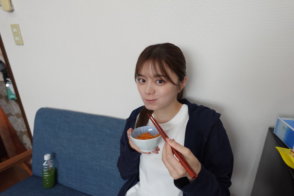 konno_staff's tweet image. #極道上司に愛されたら
今夜、第6話放送です！🖤
毎話沢山の感想をいただき、とても嬉しいです🥹いつもありがとうございます！
6話もぜひご覧ください〜！
今週のハッシュタグはなんだろう、、☺️

写真は、食事シーンのあと、控室でももぐもぐしてたオフショットです🐰
byMG

#ドラマ極愛