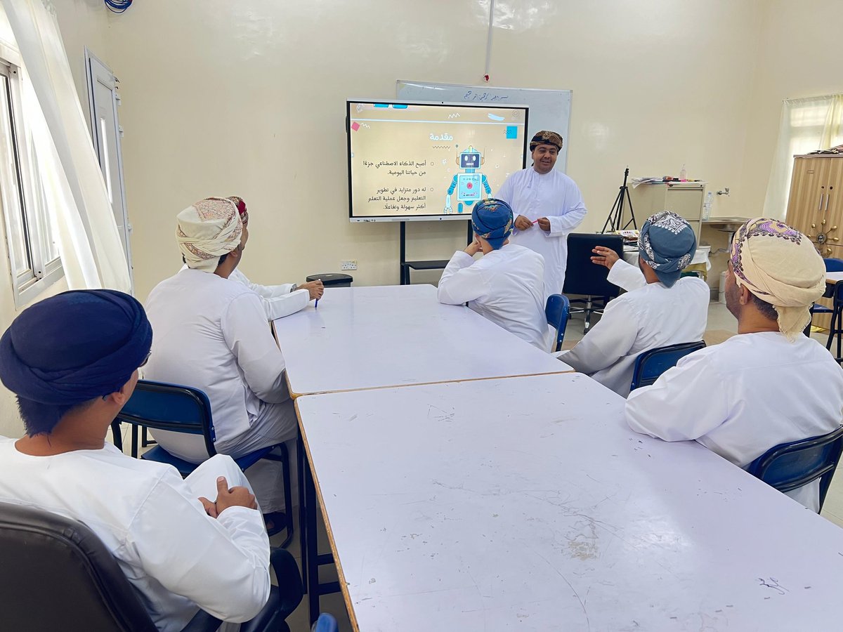 EduGovNbt2212's tweet photo. جانب من الاجتماع الأول لأسرة مادة الرياضيات،حيث قدم المعلم الأول/طارق المعمري ورقه عمل بعنوان "الذكاء الإصطناعي في تدريس الرياضيات" كما تم مناقشه تحليل نتائج الطلبة الاحصائية للعام الدراسي 2024/2025 م
#تعليم_مستدام 
#فعاليات_تعليمية_شمال_الباطنة
@ictoman https://t.co/6kBtXe72u3