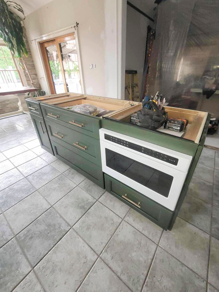 djshomeimprove's tweet photo. Exciting progress on this kitchen remodel! The cabinetry is now in place, featuring Fabuwood Fusion Dove perimeter cabinets with a matching 36" range hood, paired with a bold Fabuwood Fusion Hunter Green island accented by Emtek hardware. https://t.co/uqF2YVxpmt