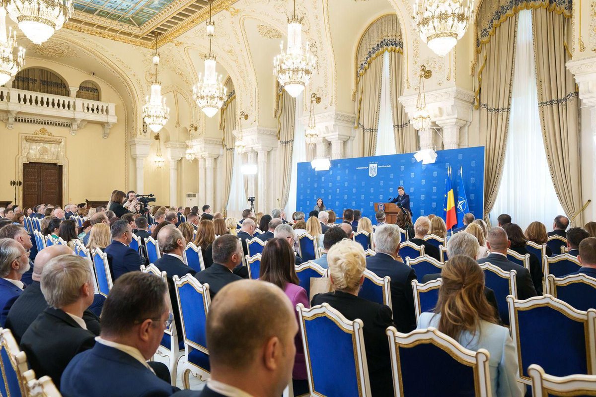NicusorDanRO's tweet photo. M-am întâlnit astăzi la Palatul Cotroceni cu diplomații români și am discutat despre ceea ce trebuie să facem împreună pentru ca România să își atingă obiectivele în plan intern și extern. 

Sunt trei direcții principale pe care se va concentra activitatea noastră - securitate, dimensiune economică și românii din afara granițelor. Sunt foarte optimist că, imediat după reformele absolut necesare care sunt deja în derulare, vom relansa economia.  
Politica noastră externă trebuie să rămână predictibilă și coerentă. 

Apartenența la Uniunea Europeană, la NATO, Parteneriatul Strategic cu SUA, mai bine fructificat,  și cooperarea cu partenerii noștri internaționali sunt lucruri pe care nu le vom schimba. Vom continua sprijinul pentru Ucraina pentru că de acest lucru depinde însăși securitatea noastră. Republica Moldova trebuie să rămână o prioritate și o vom susține în toate chestiunile concrete de care are nevoie – transport, energie și cooperare economică.  

Aderarea României la OCDE la finalul anului 2026 este un obiectiv strategic și momentul de la care economia noastră va începe să se relanseze. În acest sens, este nevoie ca Președinția, Guvernul și Ministerul Economiei să definească împreună prioritățile majore economice ale României, într-un dialog cu companiile din țara noastră. 

Totodată, este necesar un efort pe care diplomația românească să îl facă pentru a dezvolta parteneriate între mediul privat autohton și cel din țările în care diplomații ne reprezintă.

În ceea ce privește Diaspora, trebuie să lucrăm la o strategie clară, cu obiective, bugete și termene de realizare, astfel încât colaborarea cu românii din străinătate să fie mai eficientă decât în prezent.