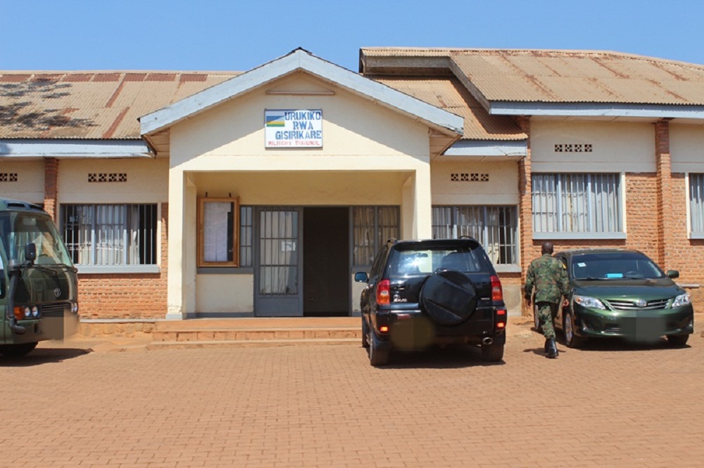 Urukiko rwa Gisirikare ruherereye i Nyamirambo mu Mujyi wa Kigali, rugiye gusoma urubanza ruregwamo abasivile 23, abasirikare 3 ndetse n'aba Ofisiye bo mu Rwego rw'Igihugu rw'Igorora (RCS) bakurikiranweho ibyaha birimo ubufatanyacyaha mu kwakira no gutanga inyandiko utemerewe