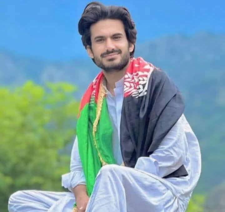 HanifPashteen_'s tweet photo. شهید عمر شېراني ته د شهادت په لومړي تلین د عقیدت ګلونه وړاندې کوو. 
رب ج د عمر شېرانۍ او د وطن ټول شهیدان اوباښي، دا دوی د ارمانونو لار به پالل کیږي. https://t.co/0Df46hZLwY