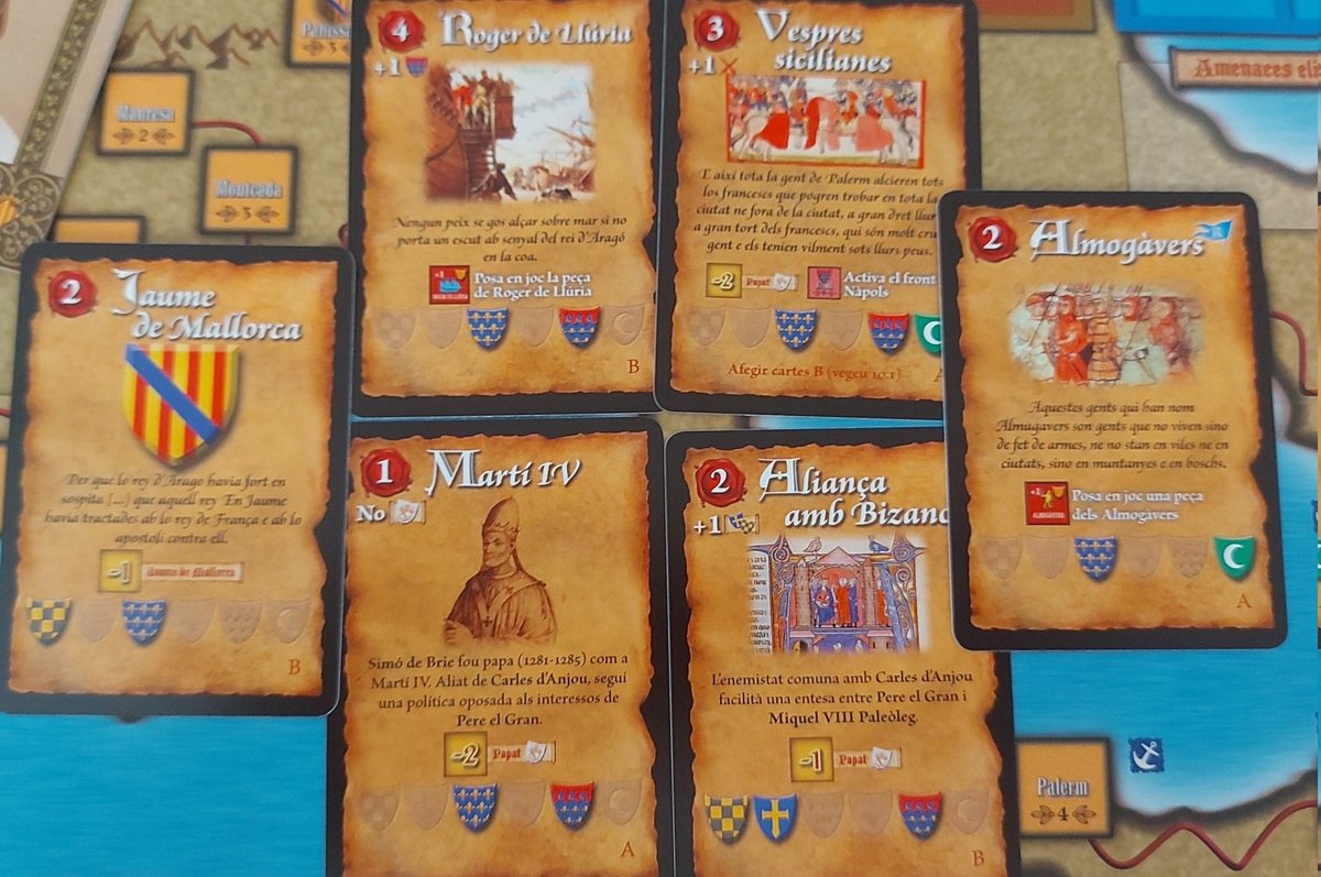 Hace un mes estuve disfrutando de un directo de <a href="/HistoCast/">HistoCast</a> en el Palau Comtal de Cocentaina sobre el Almirante Roger de Lauria, mano derecha de Pedro, y supe que debía hacerme con este juego. La época y los personajes son apasionantes. Daría para una serie de HBO de las buenas.