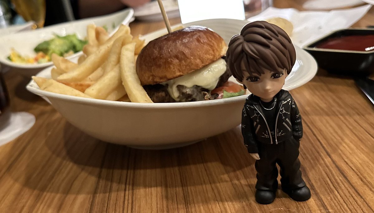 aya_kpppp's tweet photo. 3月にオークドアお邪魔した時にもいただき、先月グアムのハイアットでもいただいたハイアットのバーガー🍔✨ほんと！お肉ジューシーで！！おいしいのです！！！大好き！！！！
#worldofhyatt #grandhyatttokyo #YutaKishi #HyattRegencyGuam https://t.co/uXMPhM8w2k