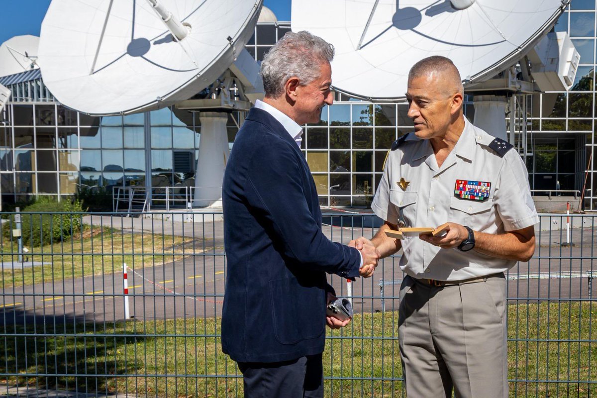 Honoré d'être accueilli au Grand Duché de Luxembourg par mon homologue le général Steve Thull.

Échanges constructifs sur des questions capacitaires et sur le domaine spatial en particulier. 

➡️ Alliées dans l'OTAN, les armées 🇫🇷 et 🇱🇺 sont engagées ensemble pour la défense de