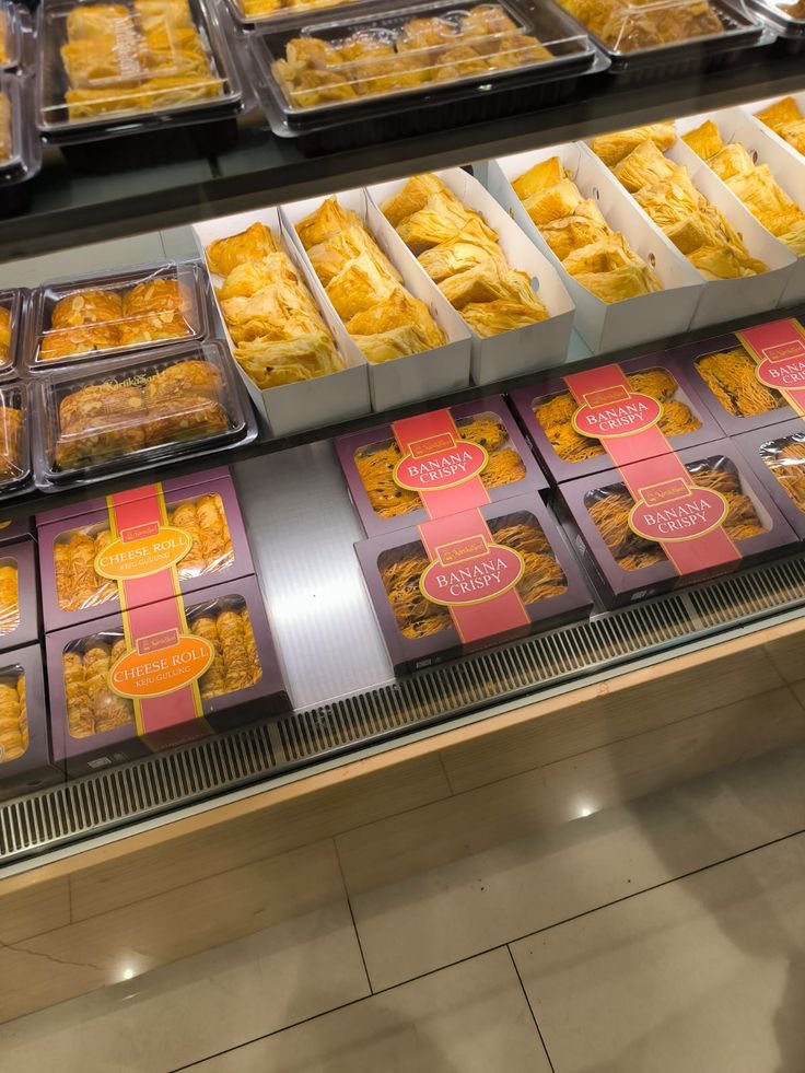 duskcent's tweet image. ㅤㅤ 

📍Bandung snack paradiseeee. 

Spider-sibling on duty.
(btw oleh-oleh aman dibawa pulang hehe) 

ㅤㅤ