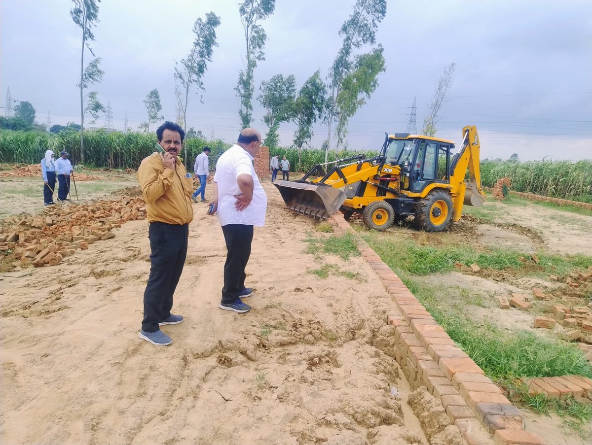 publiclivenews's tweet image. हापुड़

 विकास प्राधिकरण का बुलडोजर अभियान

सिंभावली क्षेत्र में 7 स्थानों पर अवैध प्लॉटिंग ध्वस्त
 बुलडोजर से अवैध कब्जों पर कार्रवाई
#Hapur #IllegalPlotting #DevelopmentAuthority