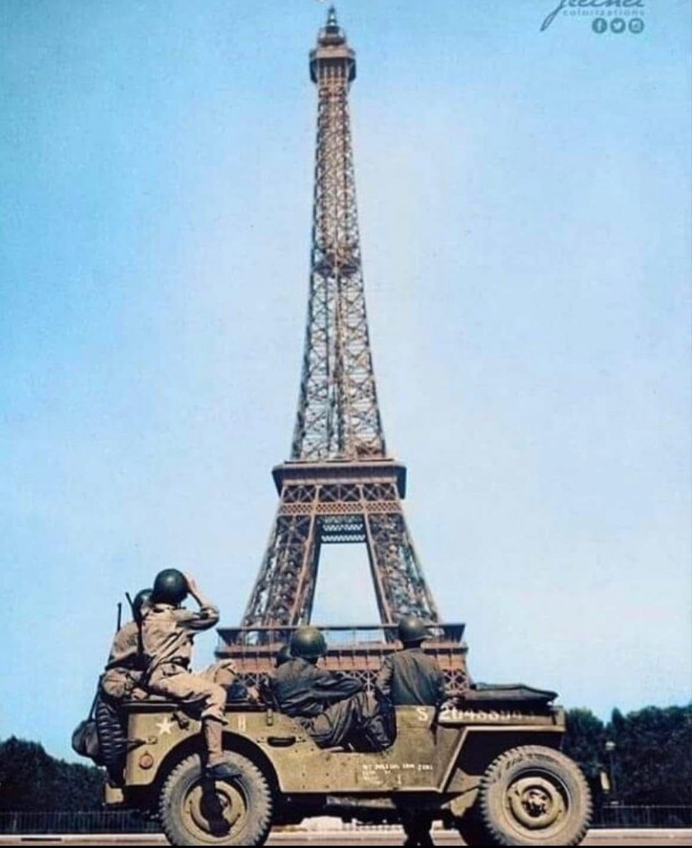 After the liberation of Paris, a group of American soldiers stop and gaze at the Eiffel Tower in 1944. 🪖