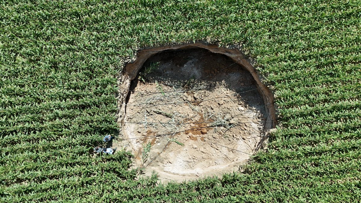 ozturk_mustafa's tweet image. Konya ovasında artık 400 metre derinlikten dahi su çıkmıyor. 

Konya'dan sonra son yıllarda Karaman'da da obruk oluşmaya başladı. 

Ve;

📌Yağmur suyu hasat edilmediği,

📌vahşi sulama son verilmediği,

📌kuraklığa dayanıklı tarımsal üretim yapılmadığı,

📌evsel ve sanayi…