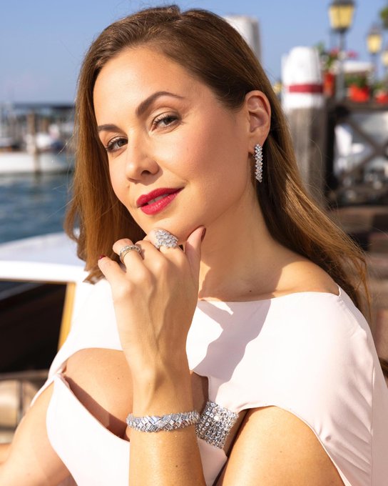 مع انطلاقة مهرجان فينيسيا السينمائي 2025 غدًا... نستعيد أجمل 10 مجوهرات ارتدتها نجمات العالم العام الماضي، التي خطفت الأنظار على السجادة الحمراء وألهمت عشاق الأناقة والفخامة. اكتشفي أبرز هذه القطع وشاركينا رأيك: أي منها أعجبك أكثر؟ 