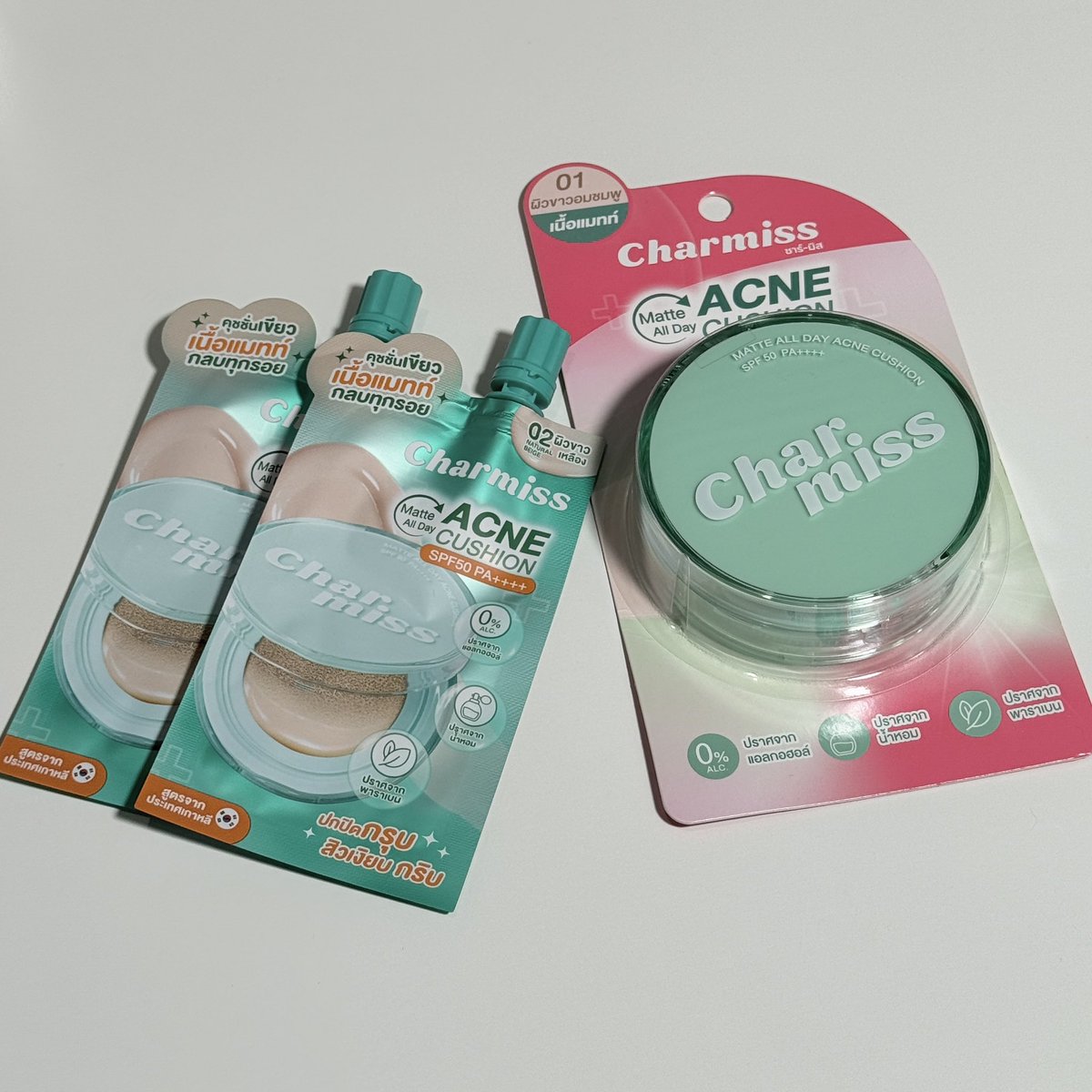 PPIMMYY's tweet photo. Charmiss Matte All Day Acne Cushion ตลับเขียวใช้แล้วจึ้งมาก เนื้อบางเบา ปกปิดดี หน้าไม่หนักผิวเลย คุมมันทั้งวัน หน้าไม่เยิ้ม ไม่ตกร่อง ระหว่างวันผิวยังดูสวยอยู่ ที่สำคัญสิวไม่ขึ้นเพิ่มเพราะเค้าไม่มีแอลกอฮอล์ น้ำหอม พาราเบน ￼
เราใช้เบอร์ 01 ivory จะสว่างกว่าผิวนิดนึง กันน้ำกันเหงื่อ สวยตลอดวันเลย ￼
#รีวิวคุชชั่น #CharmissXWinMetawin