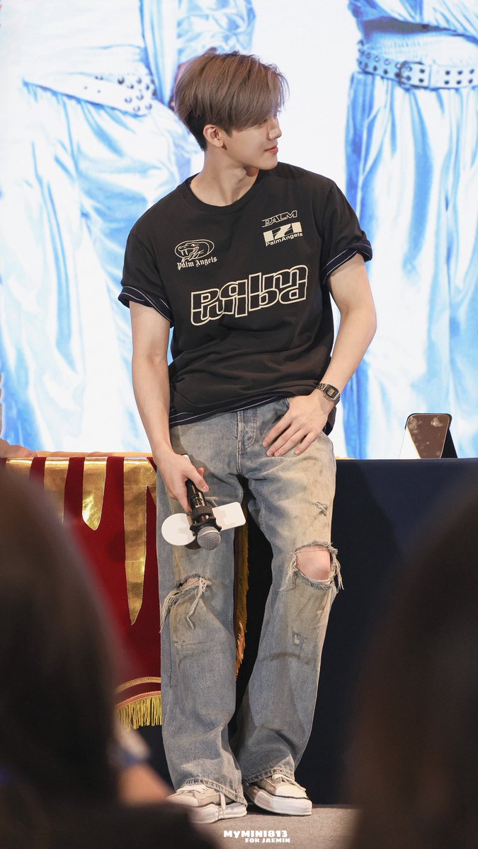 พี่แจมินฮีหล่อนัมเบ้อวันมากอะ side profile สุดยอดมาก ตัวใหญ่บิ๊กบอย ไหล่กว้างสุดแผ่นดินเกาหลี เเล้วมาในลุคเสื้อยืดกางเกงยีนส์ขาดเข่า ใส่นาฬิกาข้อมืออีกหล่อโวยวายมาก หนูรักพี่ทิ่สุดในโลก ㅜㅜ