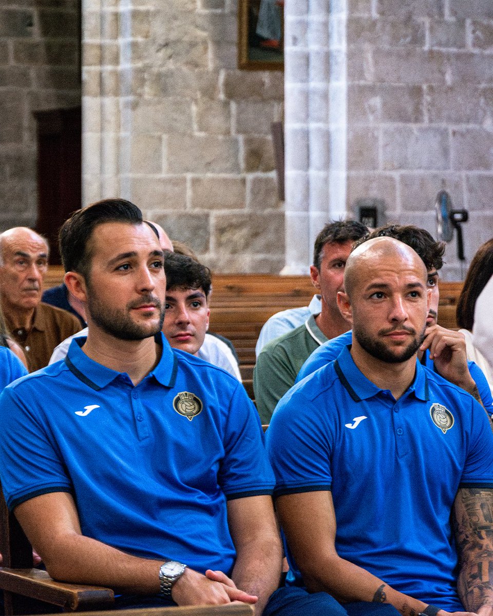 💙El <a href="/CF_Gandia/">C.F. Gandia</a> realizó la tradicional ofrenda a la Virgen de los Desamparados en la Colegiata de Gandia.💐

👉🏻Nuestra directiva, cuerpo técnico y jugadores del primer equipo participaron en este acto con el que dimos inicio a la 39ª edición del #TrofeuCiutatDeGandia
