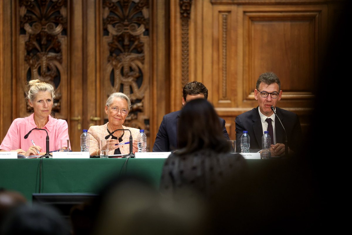 Ce matin, j’étais avec les recteurs et leurs équipes pour préparer la rentrée. 

Face aux défis auxquels notre École et notre République font face, nos priorités sont claires :
 • Protéger l’École, nos élèves et nos personnels
 • Élever le niveau, en consolidant les savoirs