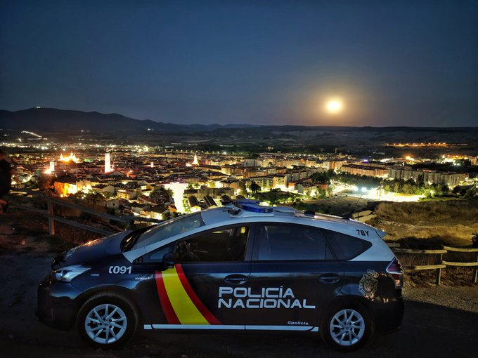 policia's tweet photo. La noche ya está en marcha ✅🌙

Mientras vosotros descansáis, nuestros compañeros del #TurnoDeNoche permanecen atentos y vigilantes 💙🚓

#BuenasNoches https://t.co/vrt29OAuhZ