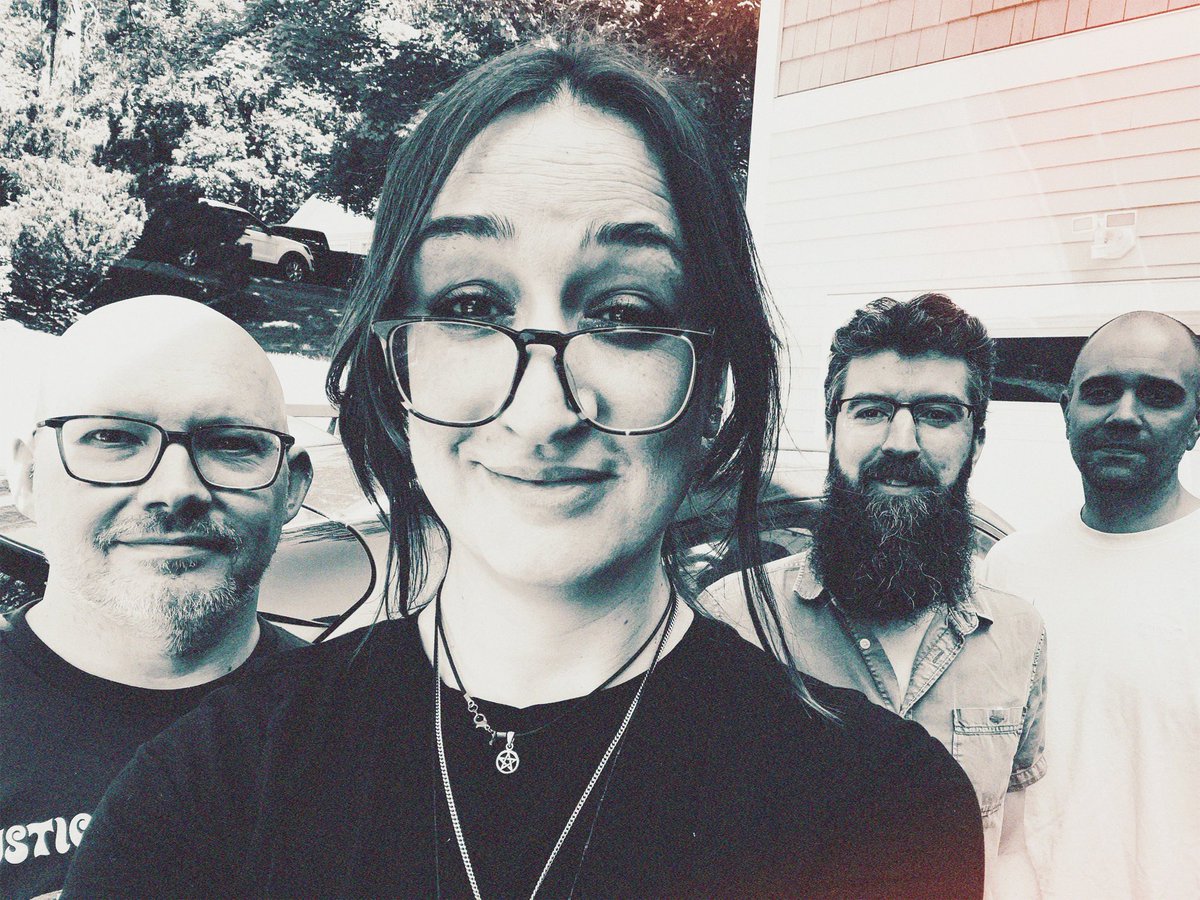 Lfg ⚡️ Fri Sept 5 @ Lizard Lounge

Bass - Aarne Victorine
Guitar - Tim Brown
Drums, vox - David Falcone

Tickets: eventbrite.com/e/abbie-barret…