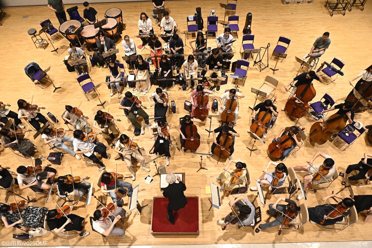 Ozawa_Festival's tweet photo. 【#2025OMF 小澤征爾音楽塾オーケストラ「子どものための音楽会」リハーサルより】
小澤征爾永世総監督の思いを受け、創設当初から続く子どもたちのための教育プログラム。これまでに約45万人が一流の音楽に触れてきました。
今年も、SKOメンバーの指導で研鑽を積む若手音楽家たちが、カール・セント＝クレア指揮「子どものための音楽会」、ディエゴ・マテウス指揮「子どものためのオペラ」に出演し、未来を担う子どもたちに音楽の楽しさを届けます！
