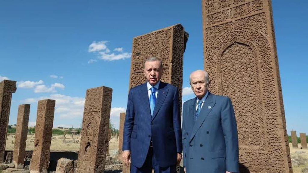 Cumhurbaşkanı Erdoğan:

- Kılıç kınından çıkarsa kaleme ve kelama yer kalmaz

- Suriye’deki tüm kardeş halklar gibi Kürtlerinde güvenliğinin teminatı Türkiye’dir

- Yönünü Ankara’ya ve Şam’a dönenler kazanacak

- Kendisine yeni yabancı patronlar arayanlar ise kaybedecek