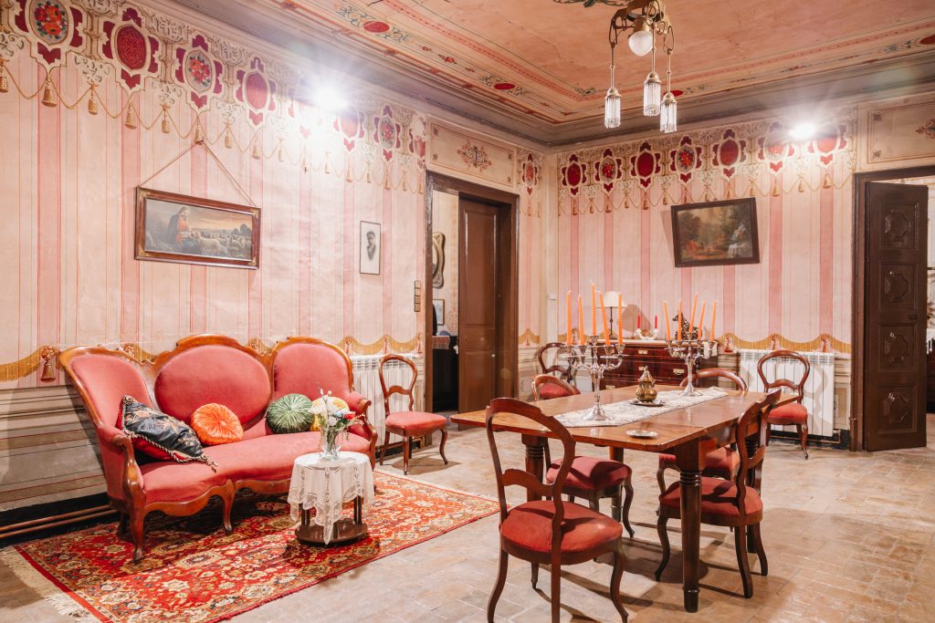 La Casa Combelles de #Cardona bé podria ser l’escenari d’una sèrie televisiva d’ambient victorià
cardonaturisme.cat/casa-combelles…
#ExperiènciaCardona <a href="/CardonaTurisme/">Cardona, la teva història!</a>