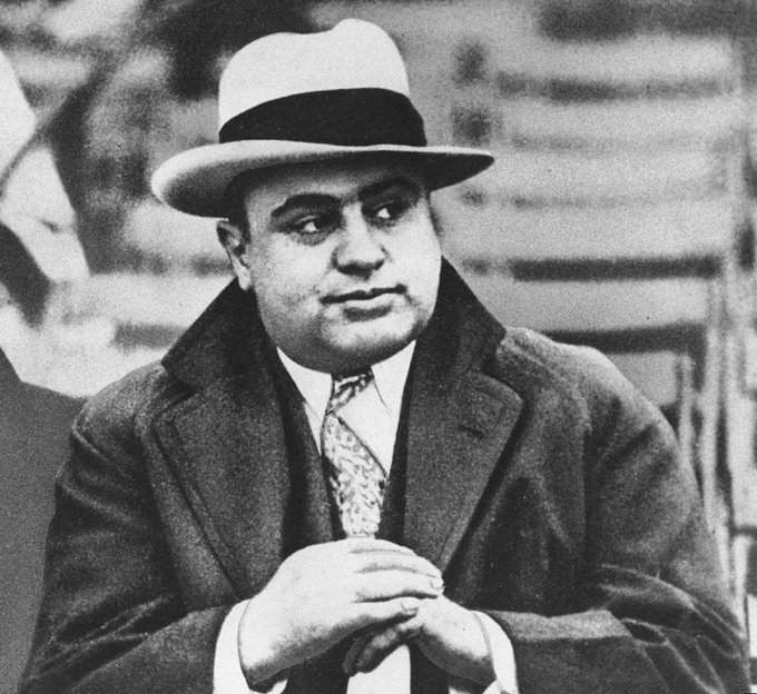 viagempassado's tweet photo. COMO A LEI SECA FEZ AL CAPONE VIRAR LENDA DO CRIME

Nos anos 1920, a Lei Seca transformou bares clandestinos e contrabando de bebidas em um império milionário. E quem comandava esse submundo era Al Capone...

Vem no 🧵 conhecer essa história