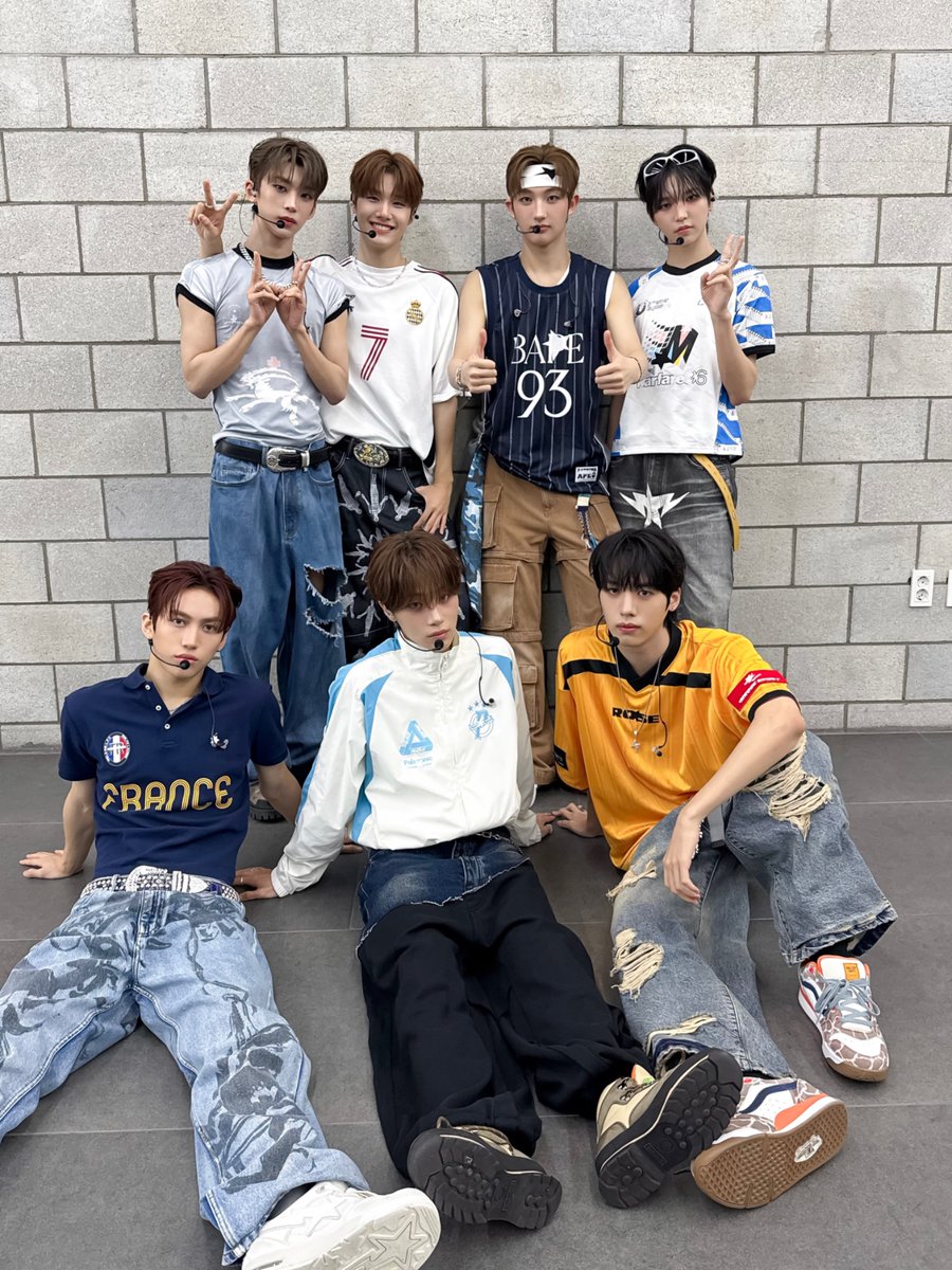 📸 250826 #더쇼 

다채로운 빛으로 채운 무대✨

#idntt #아이덴티티 #アイデンティティ
#YouNeverMet #던져_Storm #BOYtude
#unevermet