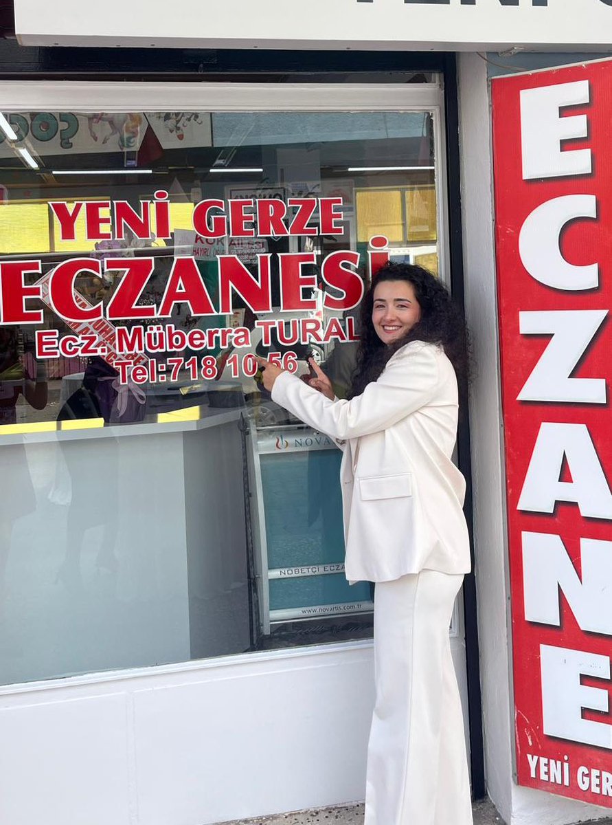 Ders çalışırken yaş döktüğümüz günlerden, bugün kendi eczanenin  önünde poz verdiğin günlere🥹
Kazancın bereketli olsun eczacımmm