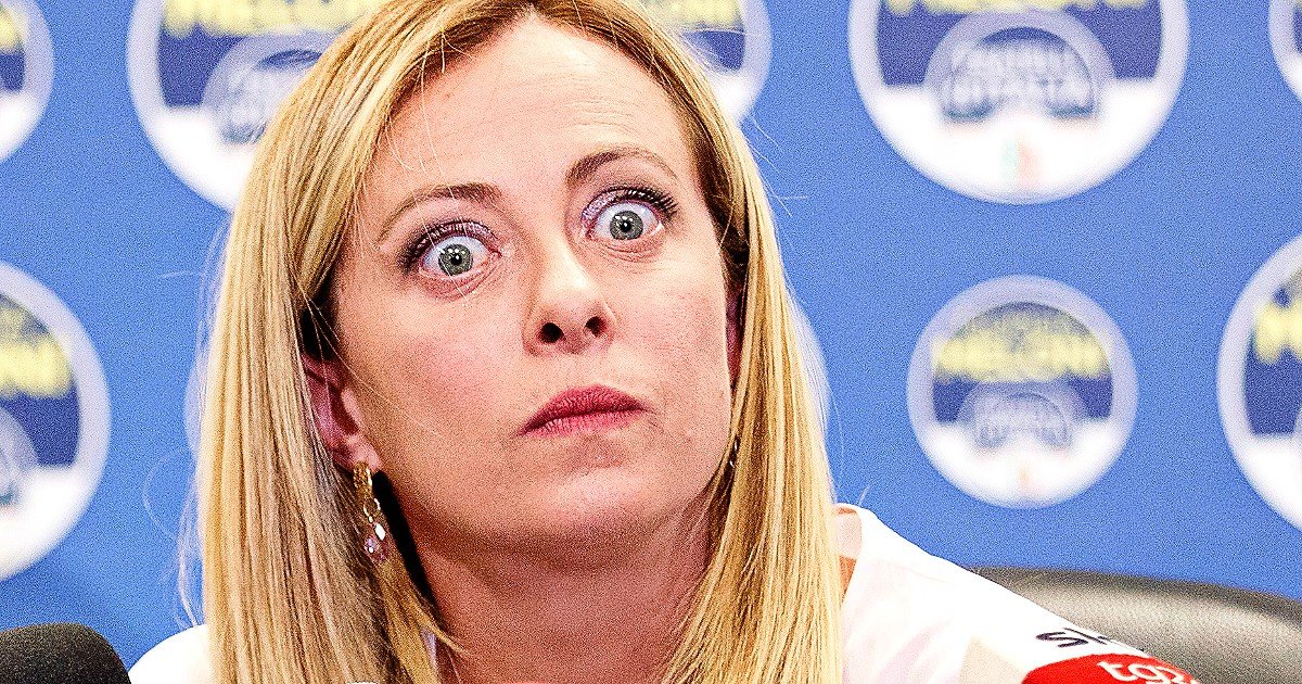 Una mummia.
Abbiamo eletto una mummia.
Spacco lì, spacco qua, mo' abbolisco a' legge fornero, mo' faccio er blocco navale, mo' vado in Europa e je faccio un culo così, mo' ve reduco er pizzo der Stato, mo' sistemo l'ordine pubbblico, mo' di qui, mo' de là..
Cazzo ha fatto finora?